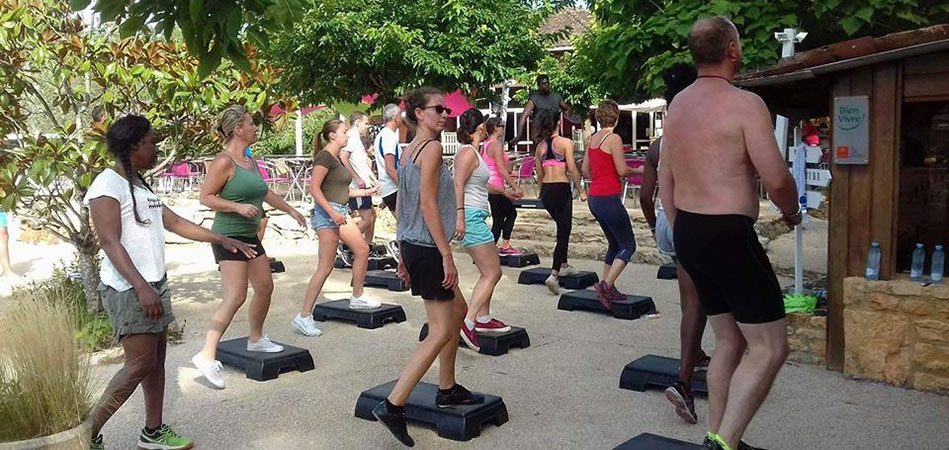Séance de fitness au camping l'Évasion en Occitanie